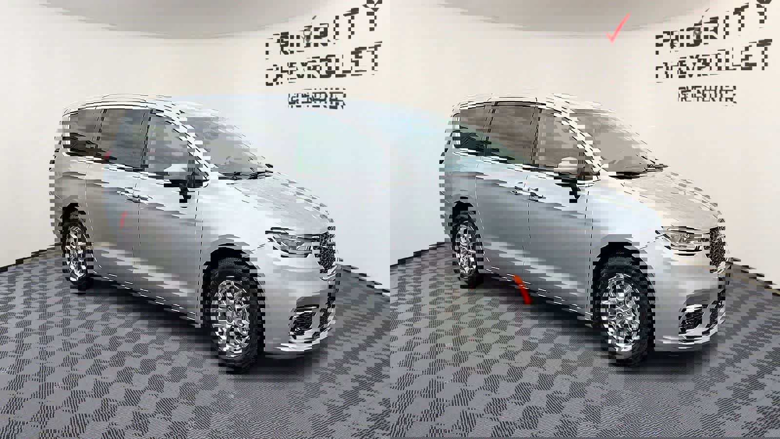 Used 2023 Chrysler Pacifica Touring-L image 2