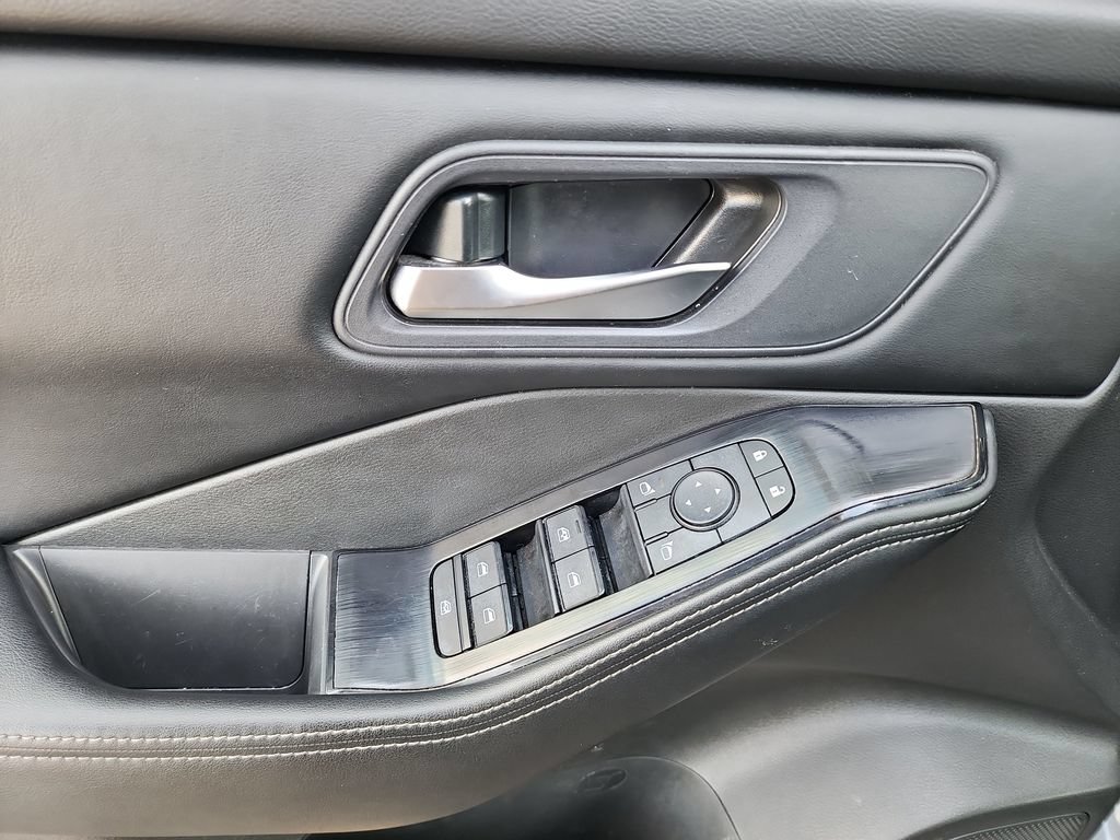 Used 2024 Nissan Rogue SV FWD image 14