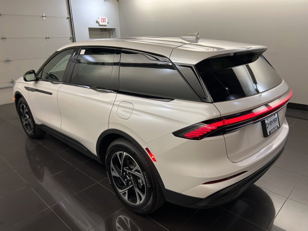 Used 2025 Lincoln Nautilus Premier w/ Equipment Group 102A image 4