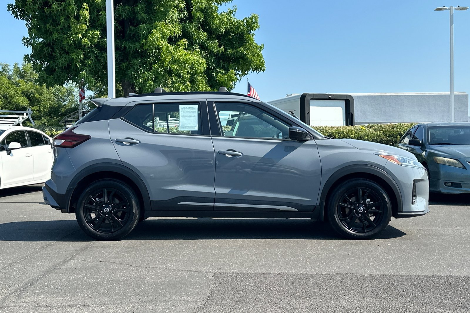 Used 2021 Nissan Kicks SR w/ Interior Electronics Package FWD image 3