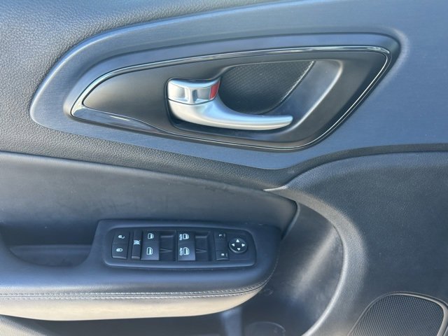 Used 2015 Chrysler 200 S w/ Comfort Group image 11