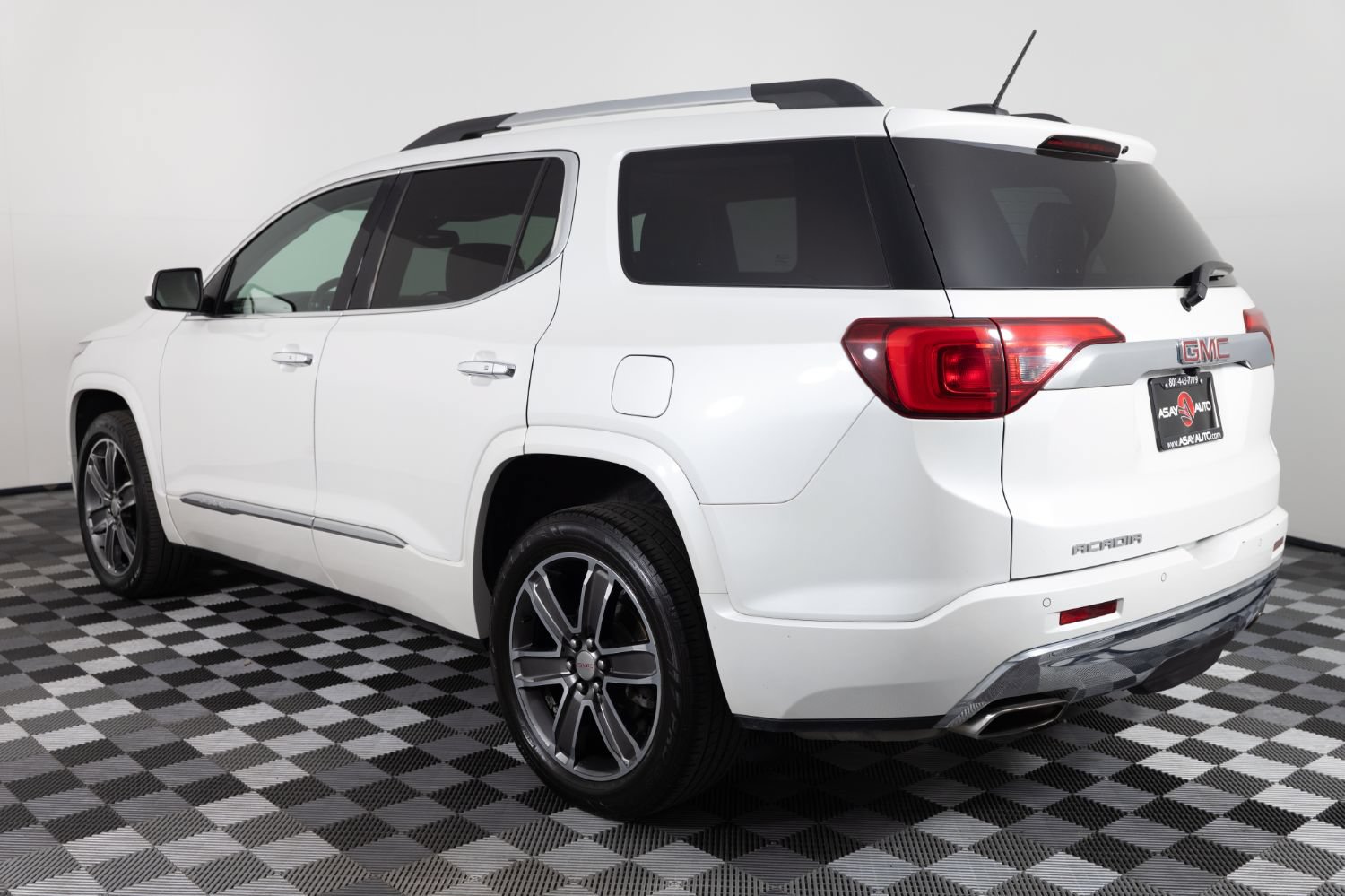 Used 2017 GMC Acadia Denali w/ Technology Package FWD image 5