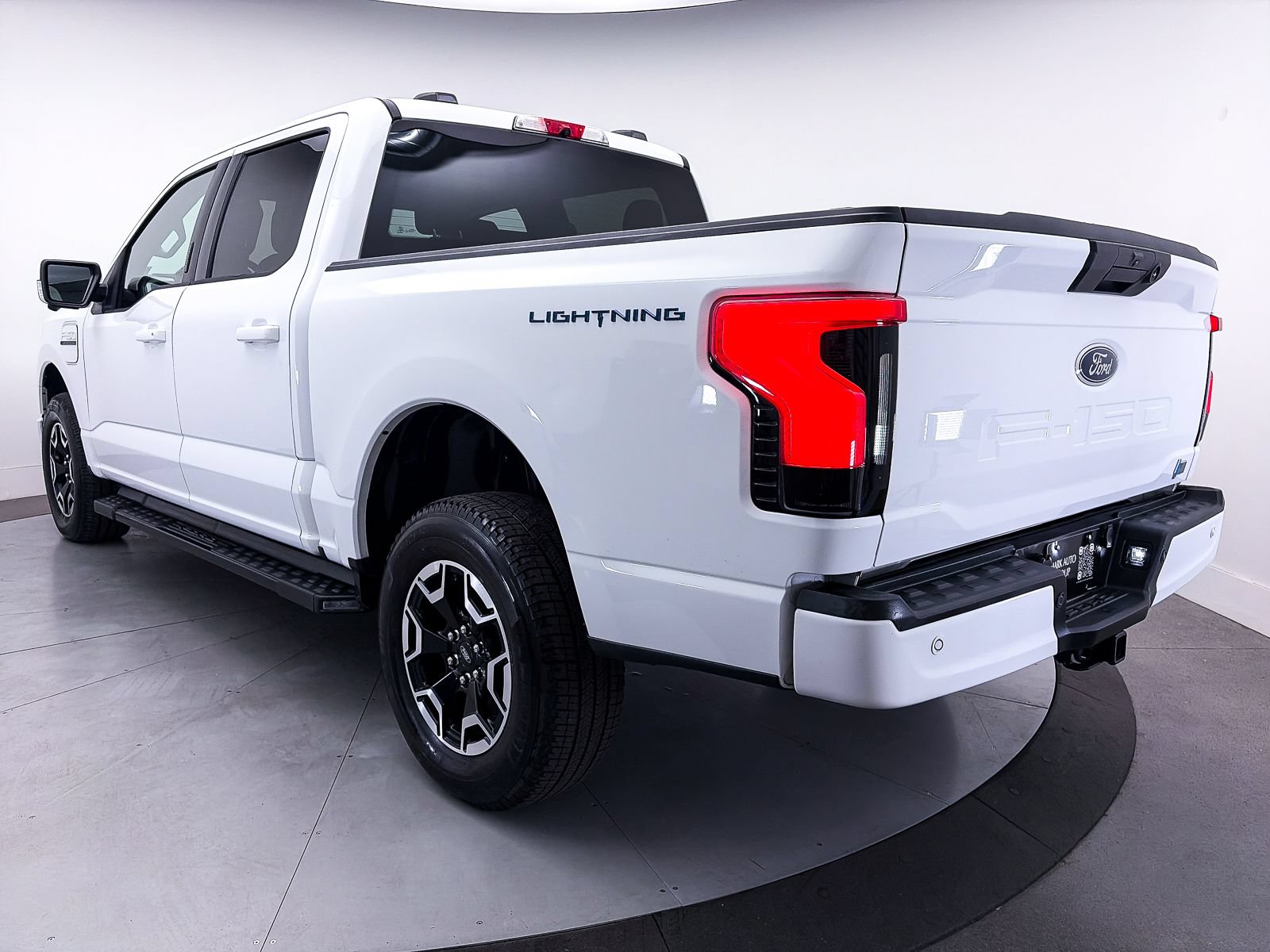 Used 2022 Ford F150 Lightning XLT AWD/4WD image 13