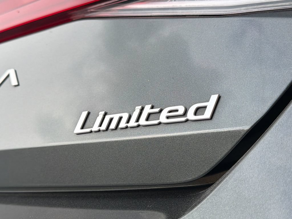 Used 2025 Hyundai Elantra Limited FWD image 18