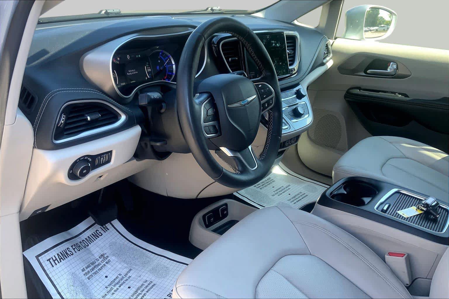 Used 2021 Chrysler Pacifica Touring-L FWD image 16