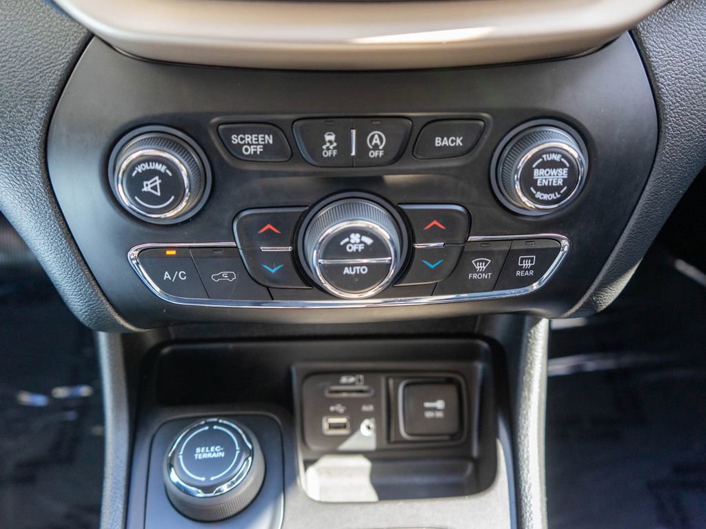 Used 2018 Jeep Cherokee Limited w/ Luxury Group image 25