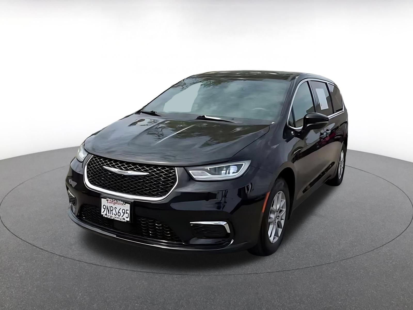 Used 2025 Chrysler Pacifica Select FWD image 5