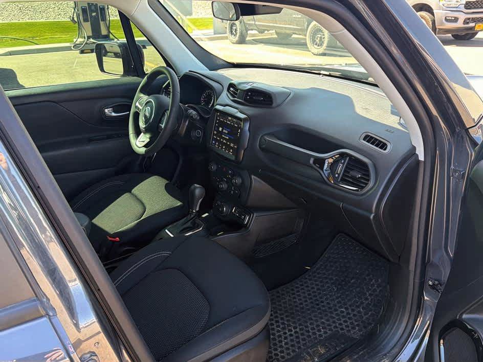 Used 2021 Jeep Renegade Latitude w/ Convenience Group AWD/4WD image 28