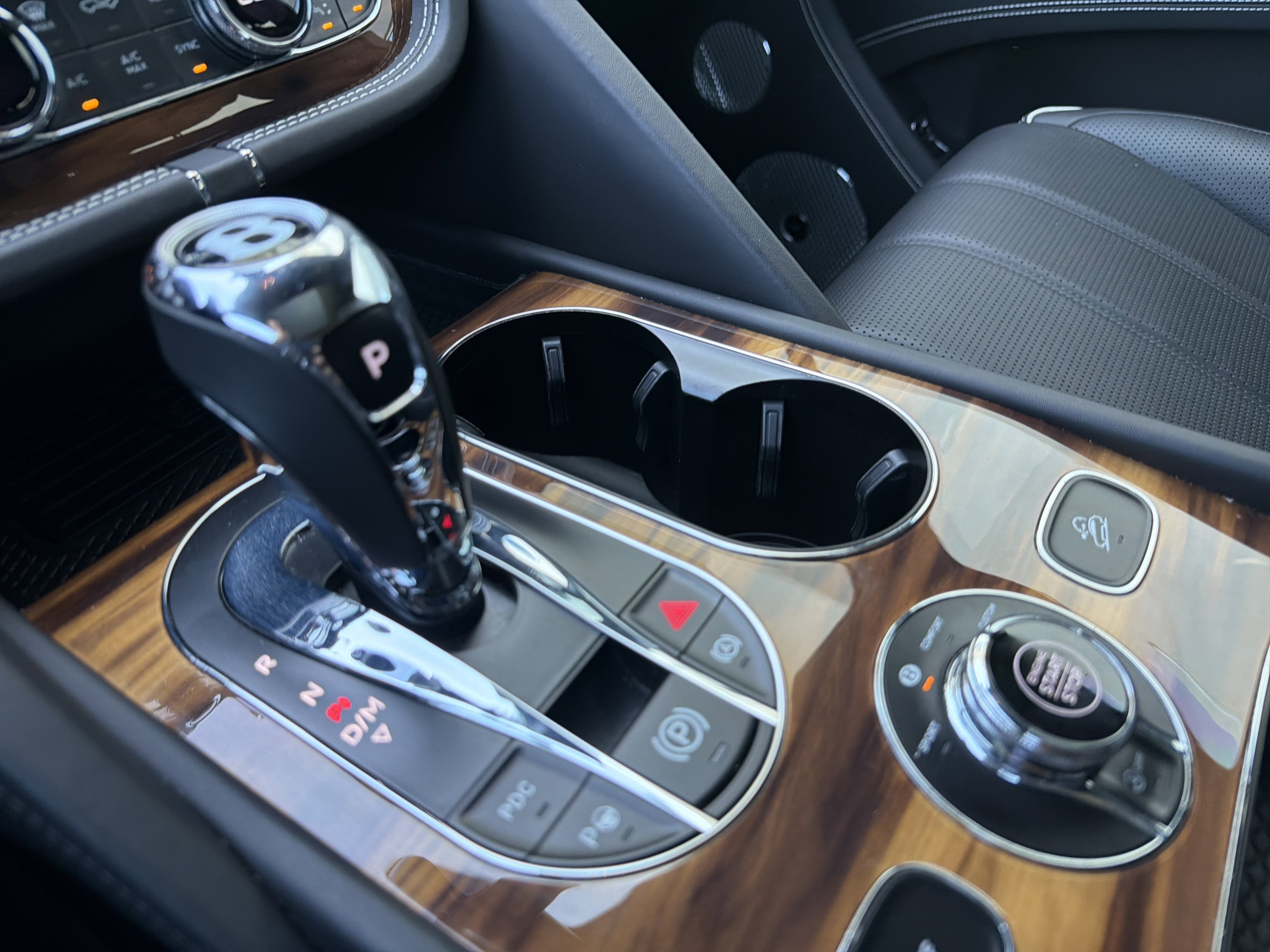 Used 2021 Bentley Bentayga AWD/4WD image 17