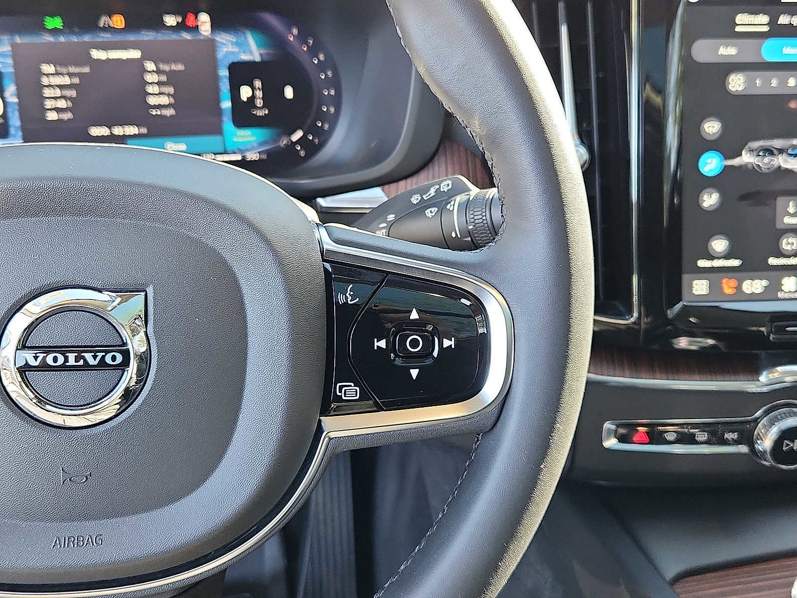 Certified 2024 Volvo XC60 B5 Ultimate w/ Protection Package Premier AWD/4WD image 21