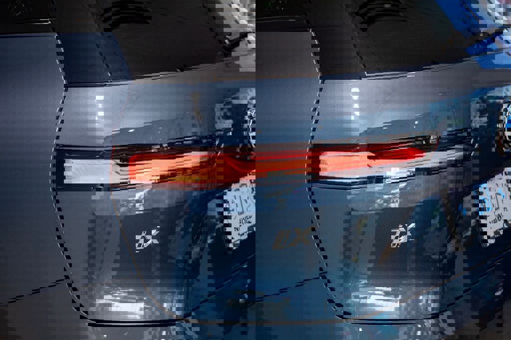 Used 2026 BMW iX xDrive45 w/ Premium Package image 9