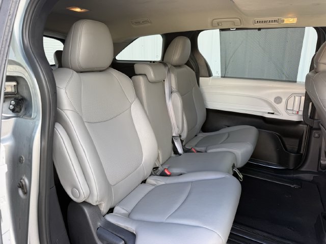 Used 2025 Toyota Sienna XLE FWD image 32
