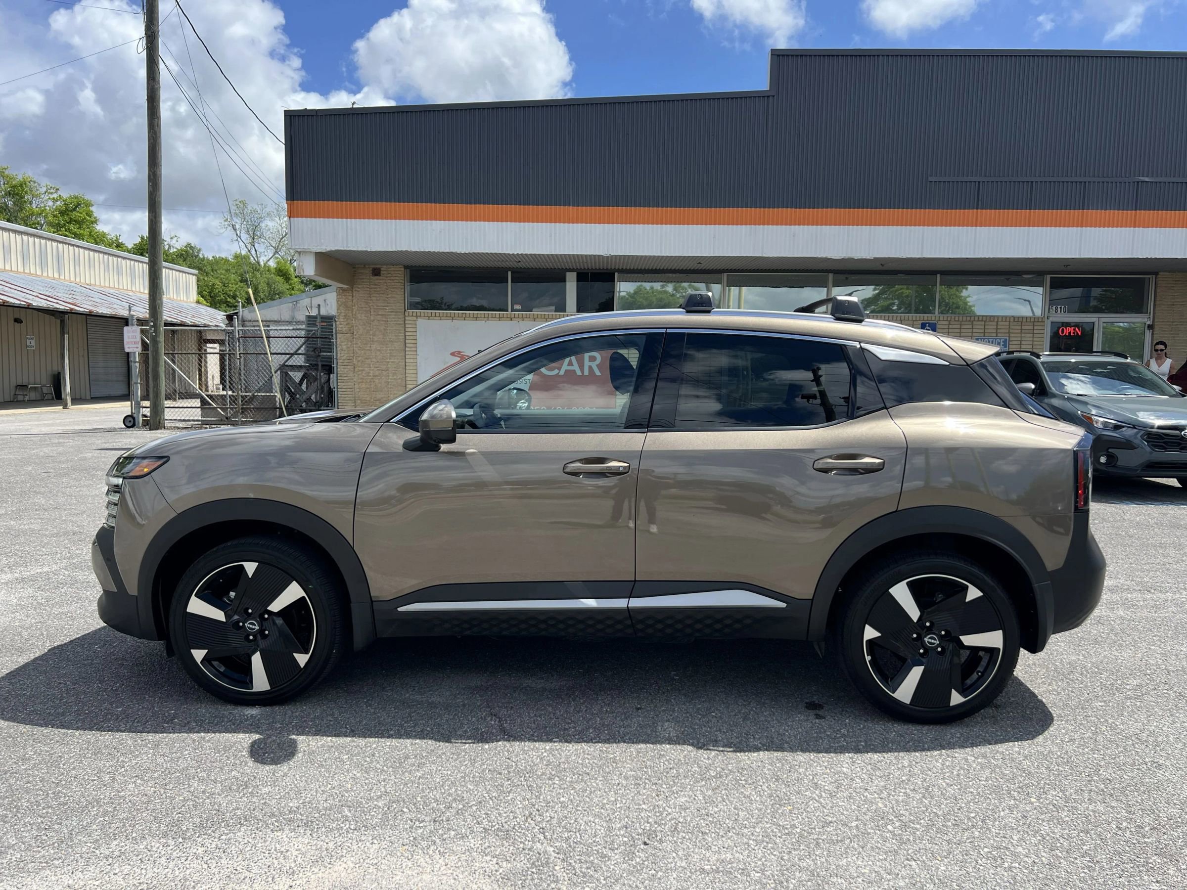 Used 2025 Nissan Kicks SR w/ Illumination Package image 9