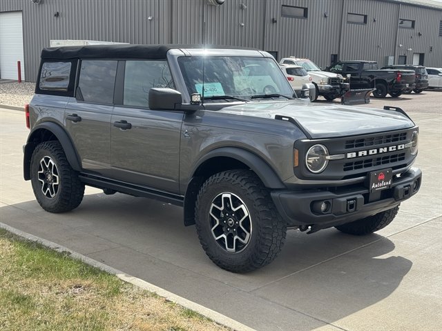 Used 2022 Ford Bronco Black Diamond image 3