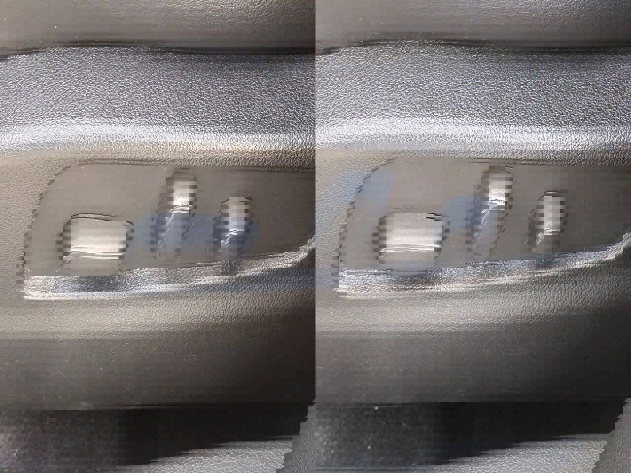 Used 2021 Cadillac XT4 Premium Luxury w/ Cold Weather Package image 17