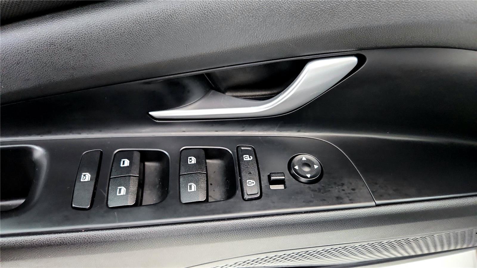 Used 2023 Hyundai Elantra Limited image 19