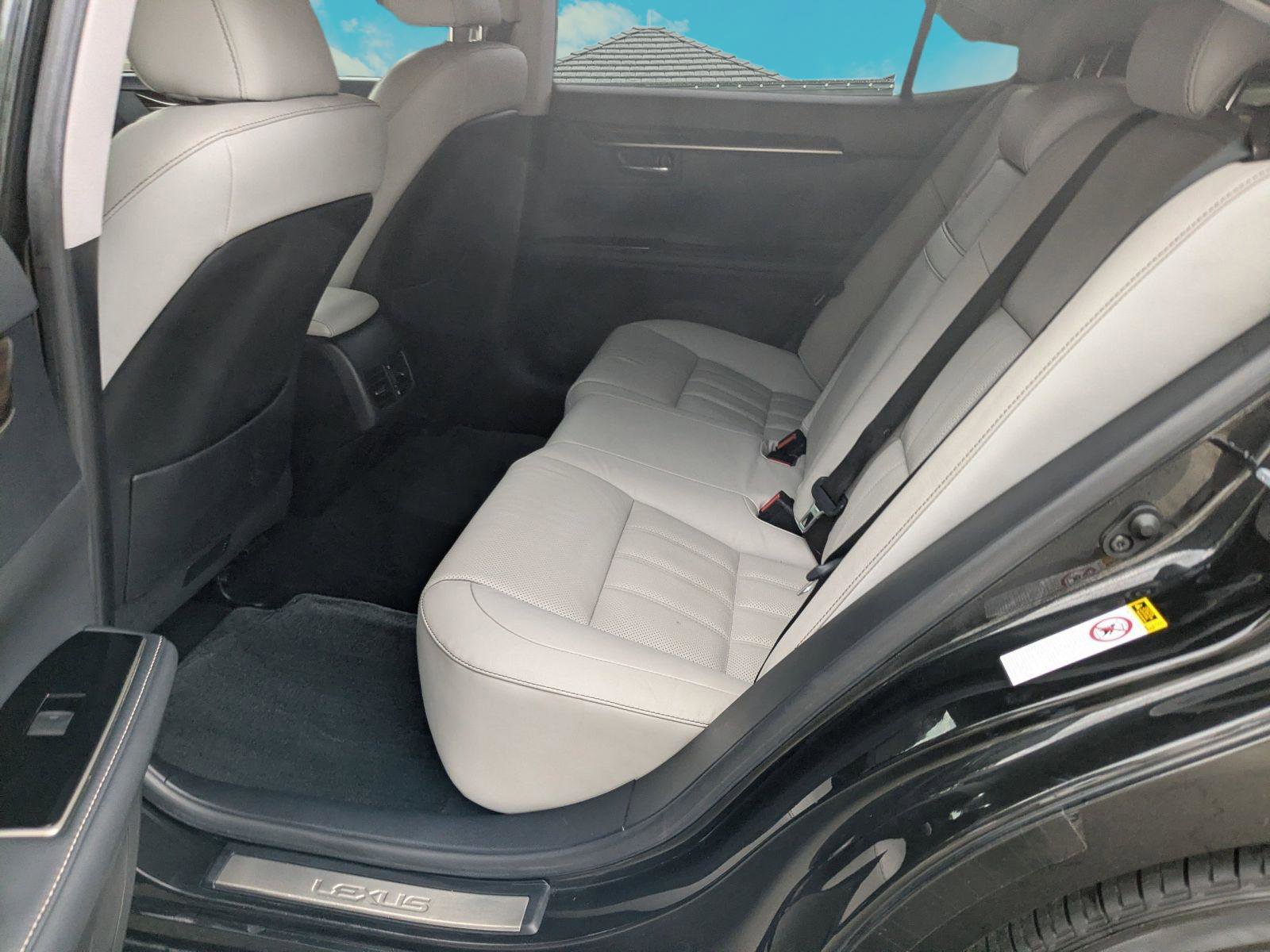 Used 2016 Lexus ES 350 w/ Luxury Package w/Wood Trim FWD image 19
