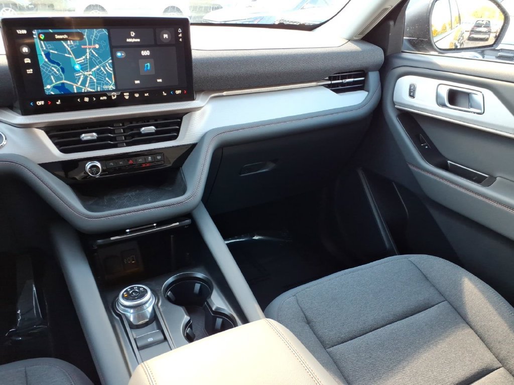 Used 2025 Ford Explorer Active AWD/4WD image 16