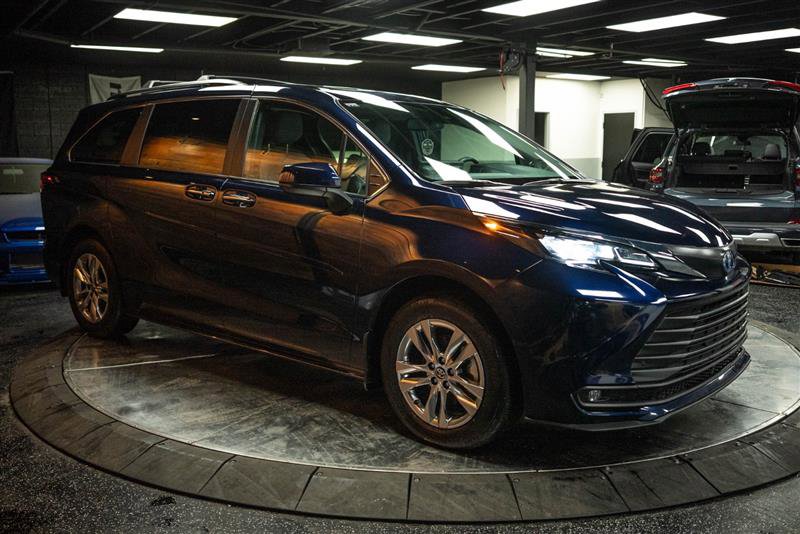 Used 2025 Toyota Sienna XLE w/ XLE Plus Package image 5