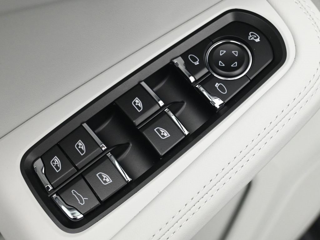 New 2026 Porsche Macan image 19