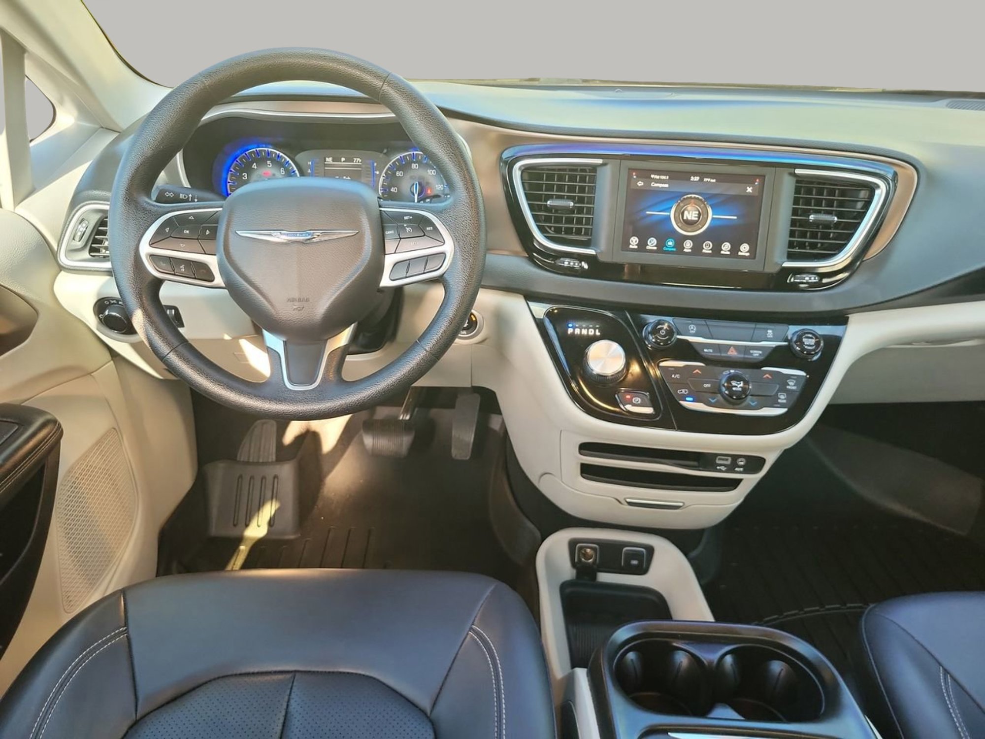 Used 2020 Chrysler Voyager Lxi image 13