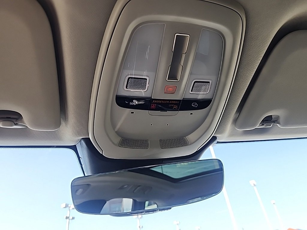 Certified 2025 Volvo XC60 B5 Plus image 30