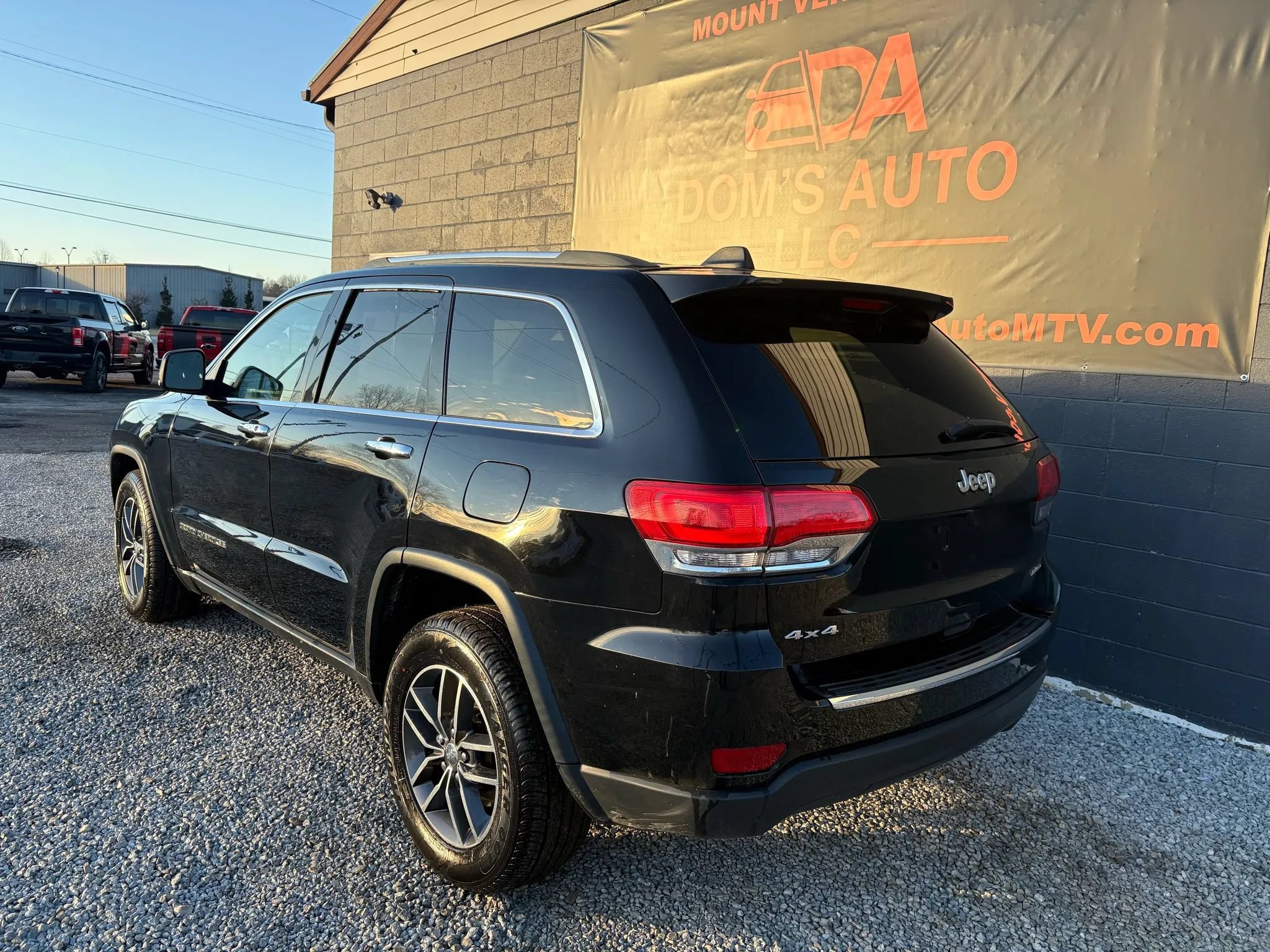 Used 2018 Jeep Grand Cherokee Limited AWD/4WD image 2