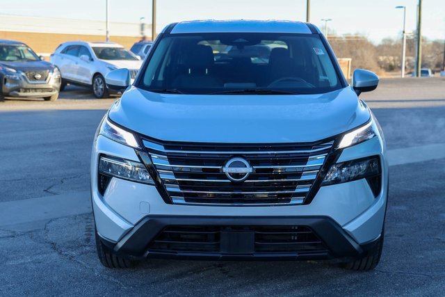 Used 2025 Nissan Rogue SV image 2