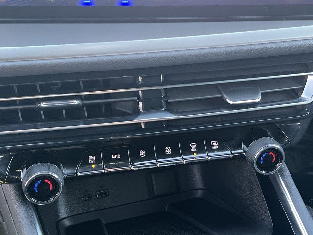 Used 2025 Chevrolet Traverse LT image 18