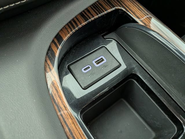 Certified 2024 Cadillac Escalade ESV Premium Luxury w/ LPO, Floor Liner Package AWD/4WD image 9