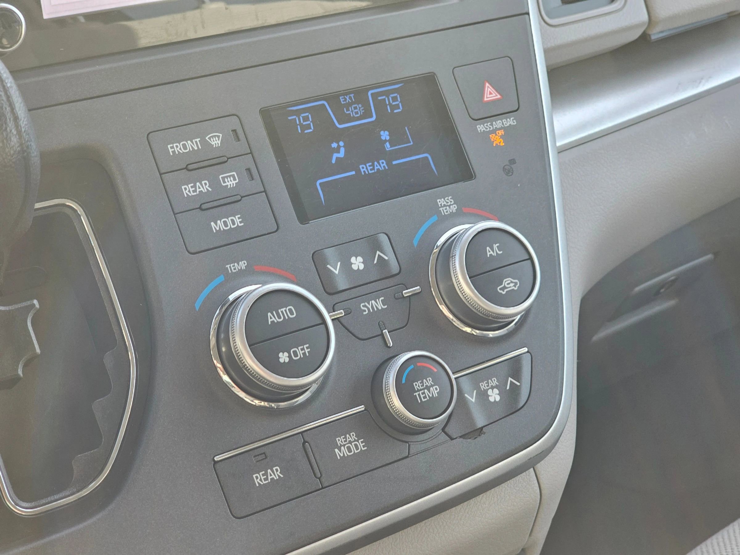 Used 2020 Toyota Sienna L image 31