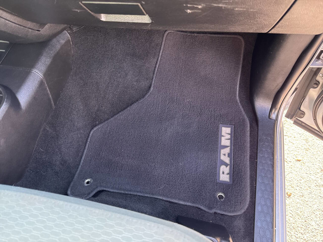 Used 2018 RAM 2500 Tradesman w/ Chrome Appearance Group image 16