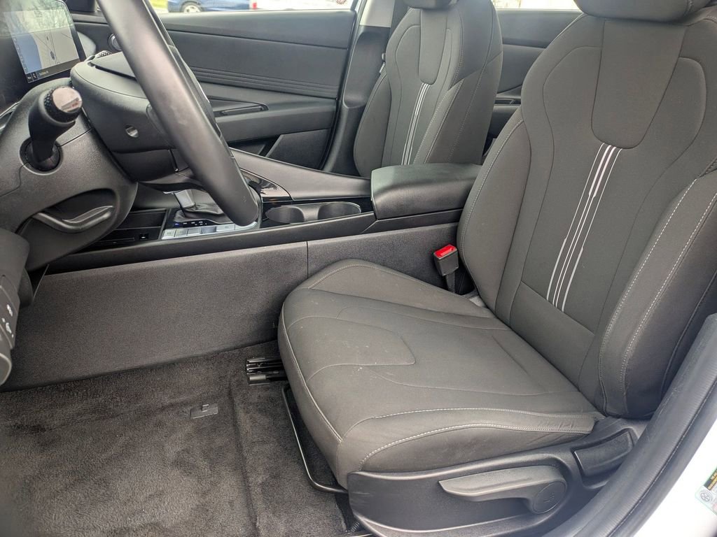 Used 2025 Hyundai Elantra SEL FWD image 16