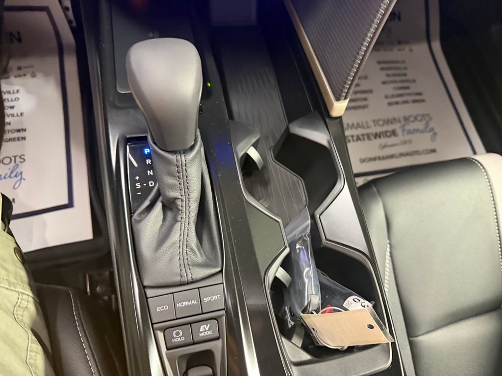 New 2026 Toyota Camry Hybrid FWD image 17