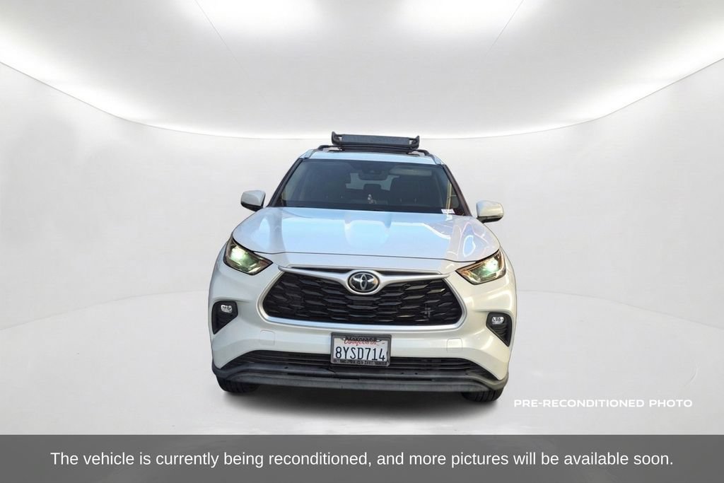Used 2022 Toyota Highlander XLE FWD image 2