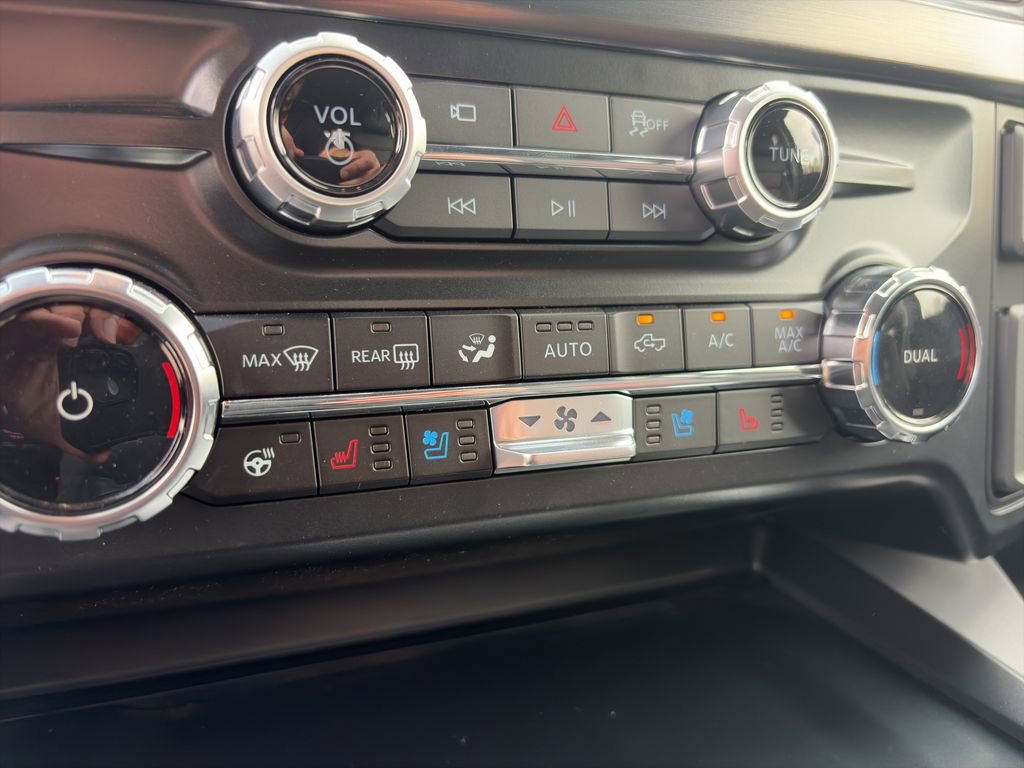 New 2026 Ford F250 Lariat w/ Black Appearance Package image 25