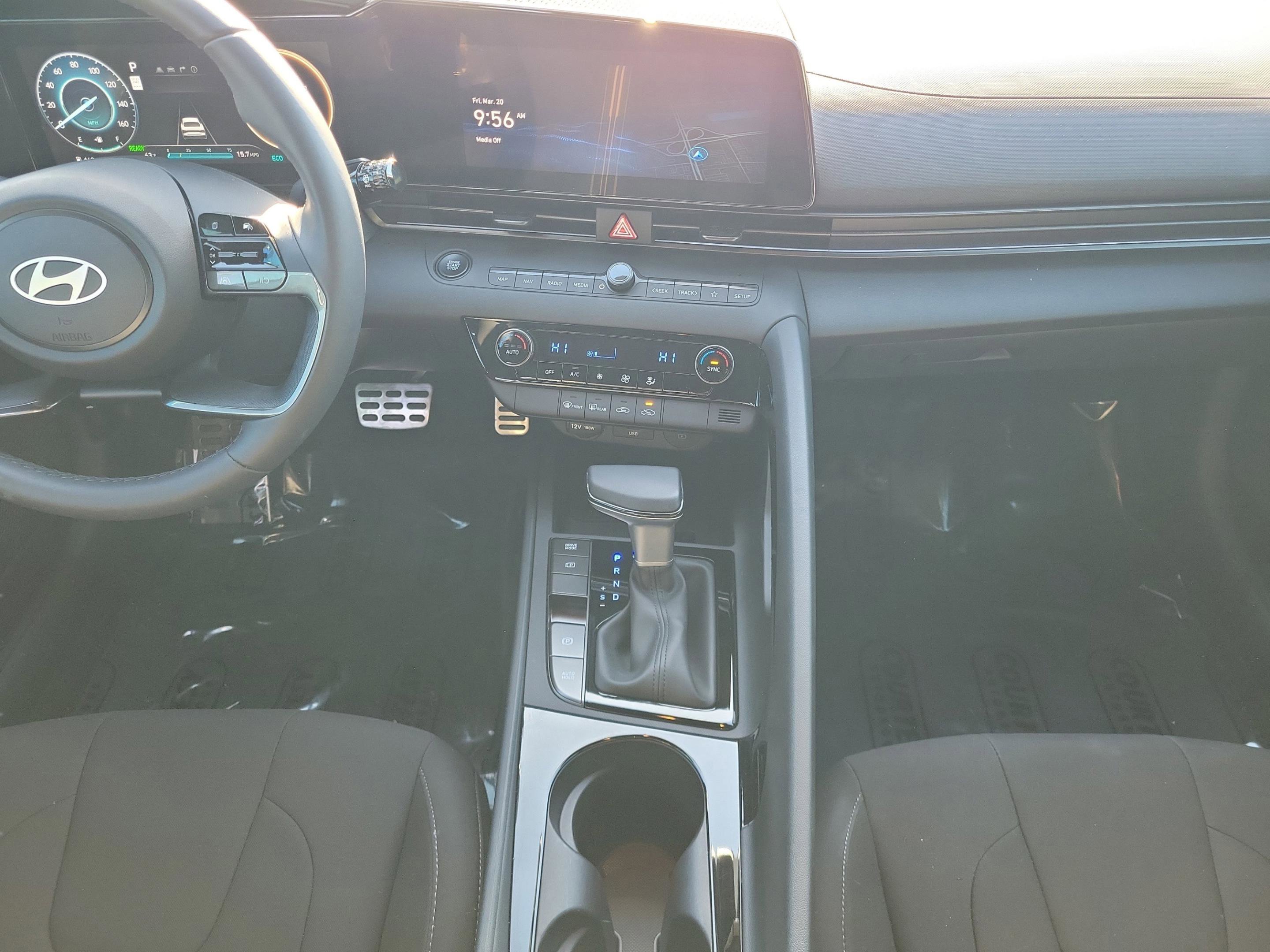 Used 2025 Hyundai Elantra SEL image 16