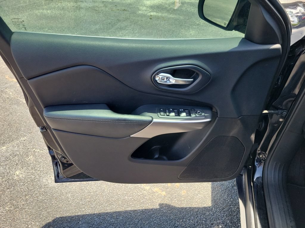 Used 2019 Jeep Cherokee Latitude w/ Popular Appearance Group FWD image 16