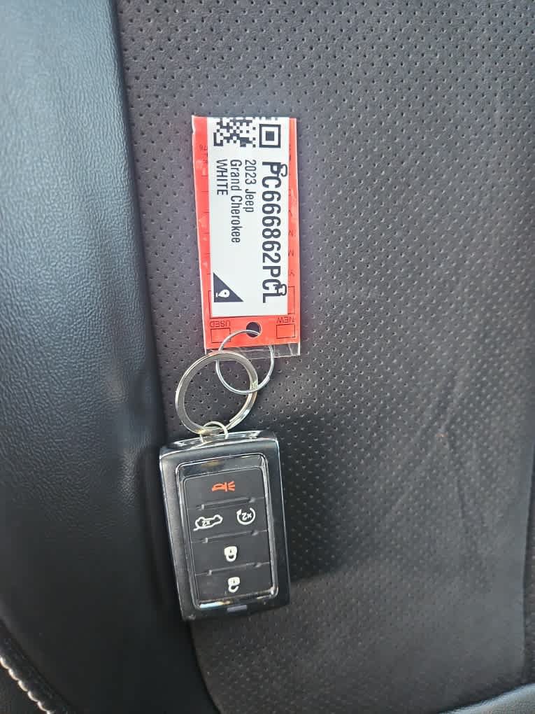 Used 2023 Jeep Grand Cherokee Altitude AWD/4WD image 20