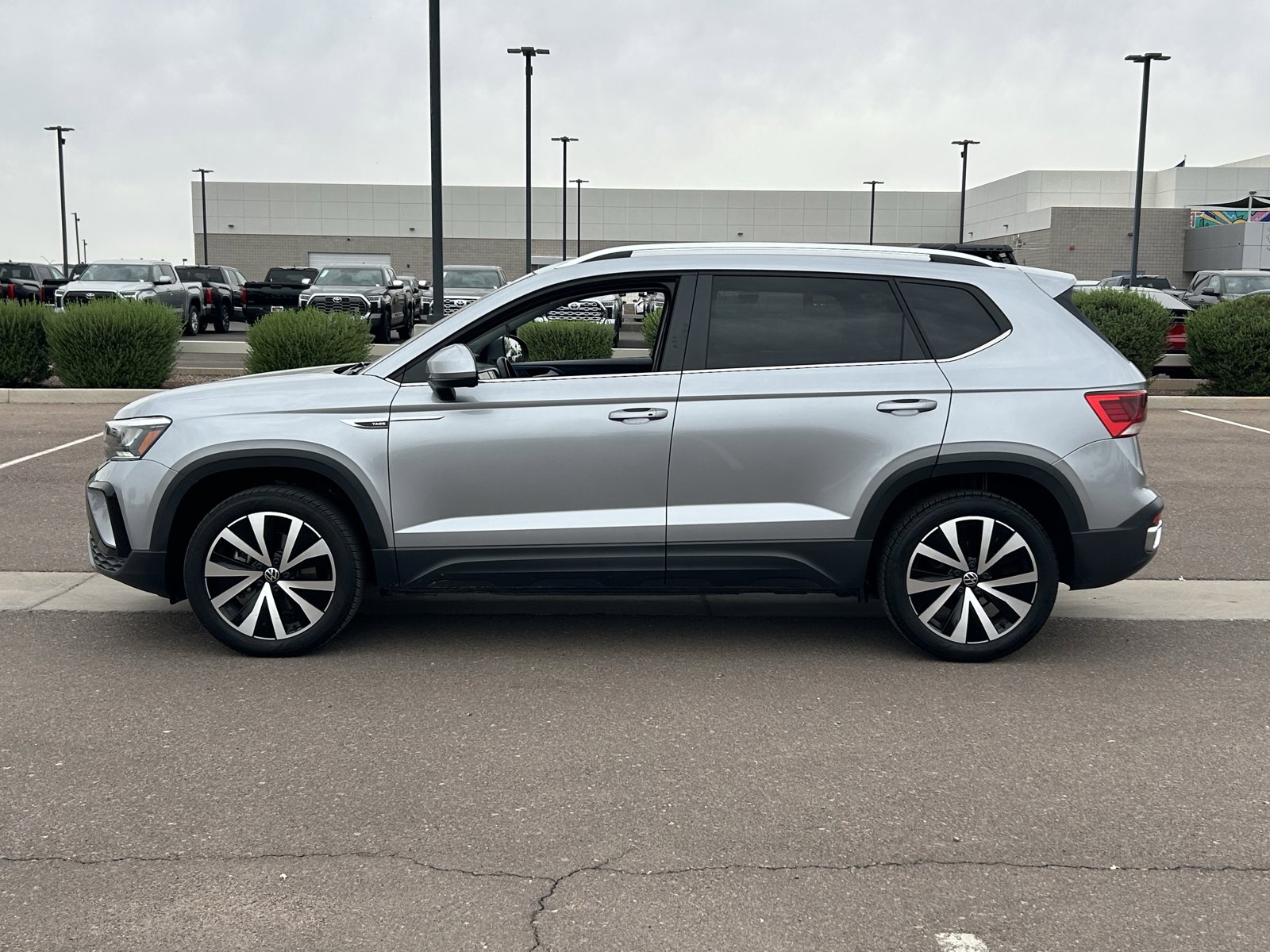Used 2024 Volkswagen Taos SE image 2