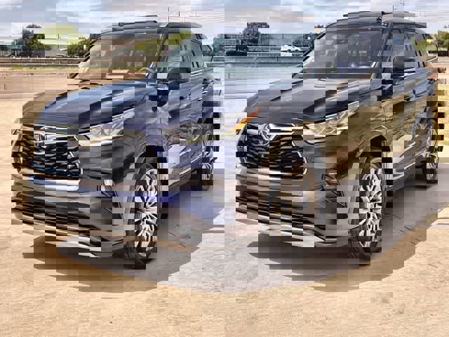 Used 2022 Toyota Highlander Platinum image 2