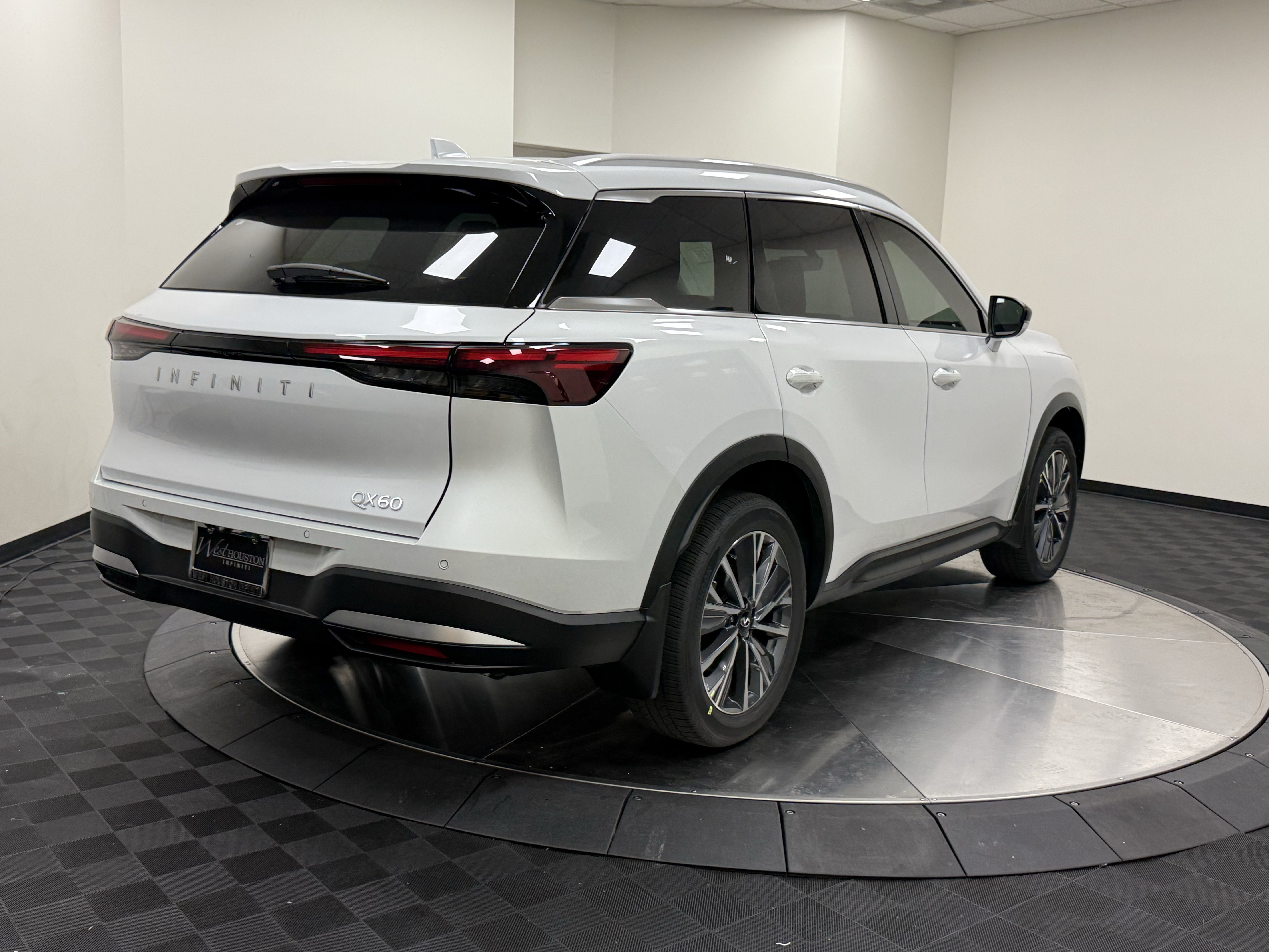 Certified 2027 INFINITI QX60 Luxe w/ Family Package FWD image 7