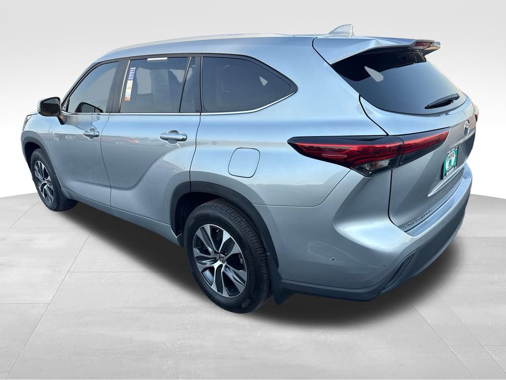 Used 2023 Toyota Highlander XLE AWD/4WD image 3