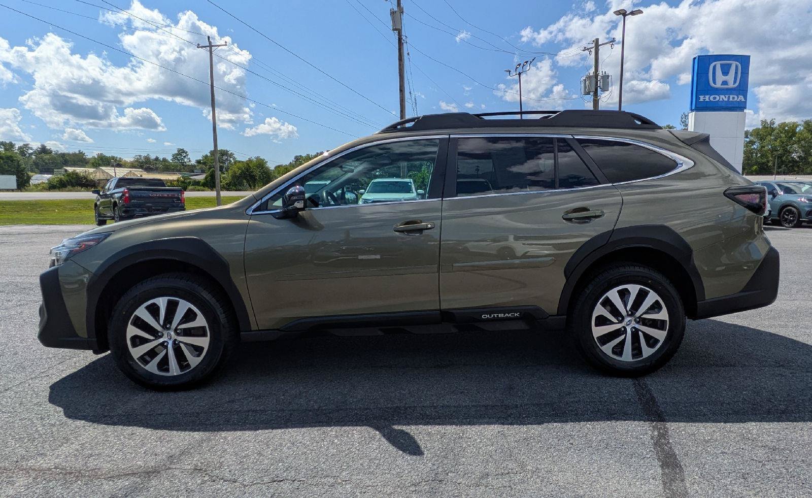 Used 2025 Subaru Outback Premium AWD/4WD image 6