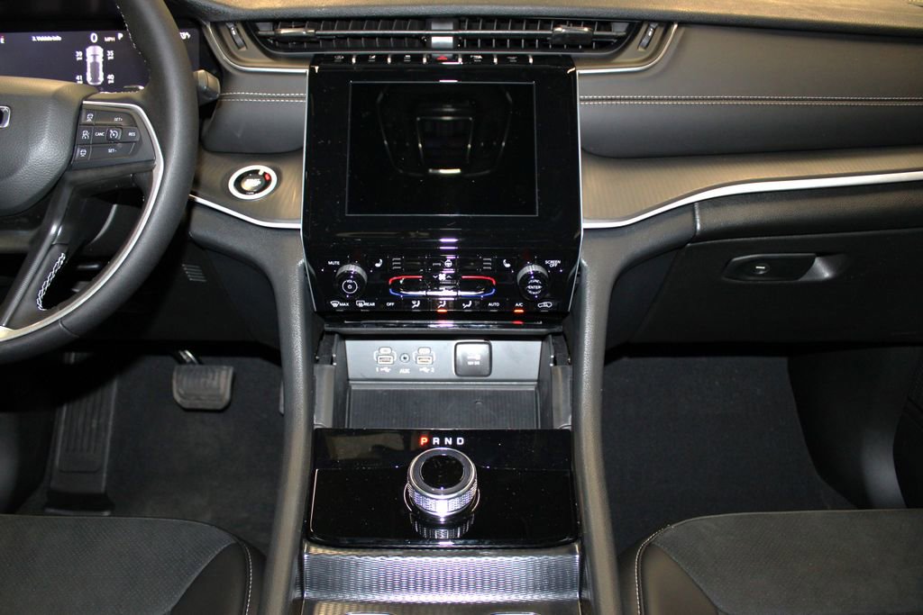 New 2025 Jeep Grand Cherokee Altitude image 13