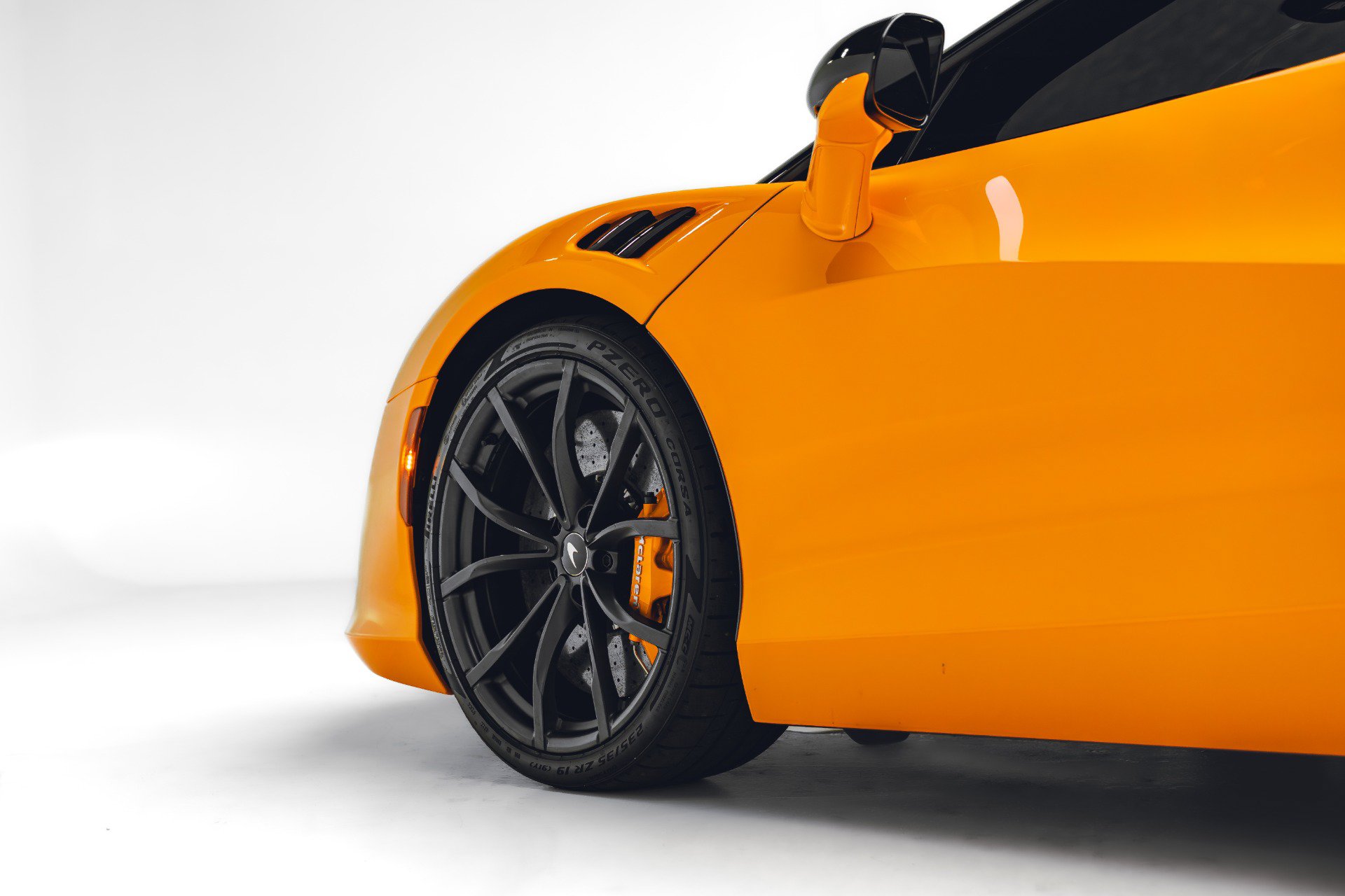 Used 2023 McLaren Artura RWD image 22