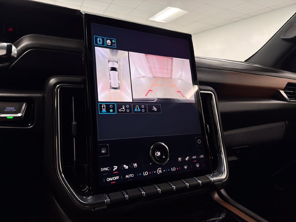 Used 2025 GMC Yukon Denali RWD image 17