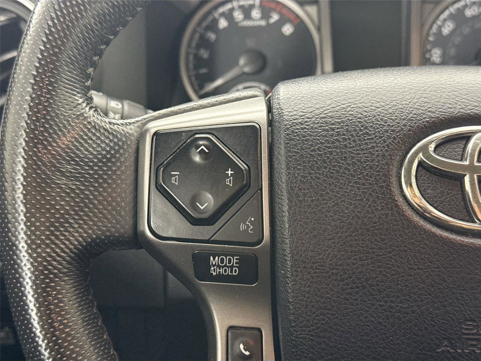 Used 2020 Toyota Tacoma SR5 AWD/4WD image 16