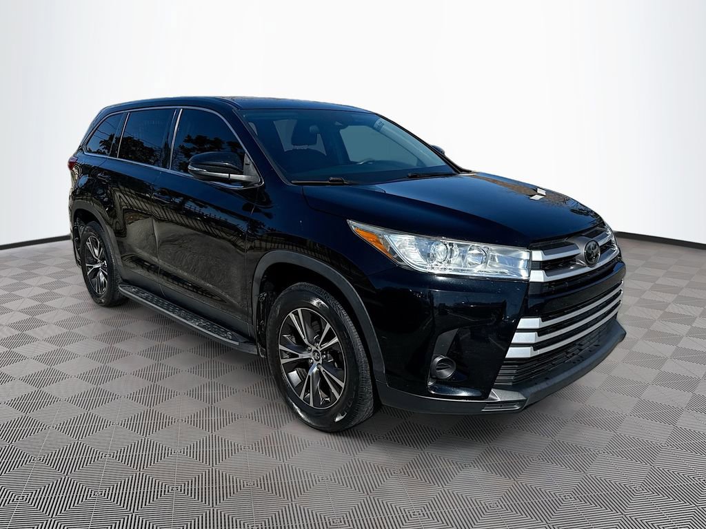 Used 2019 Toyota Highlander LE image 3