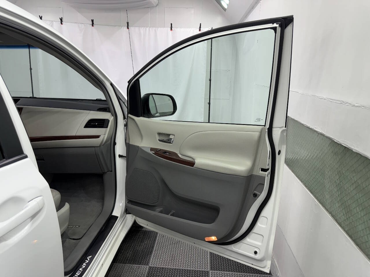 Used 2011 Toyota Sienna XLE FWD image 29